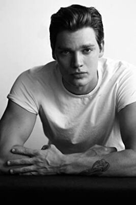 Official profile picture of Dominic Sherwood
